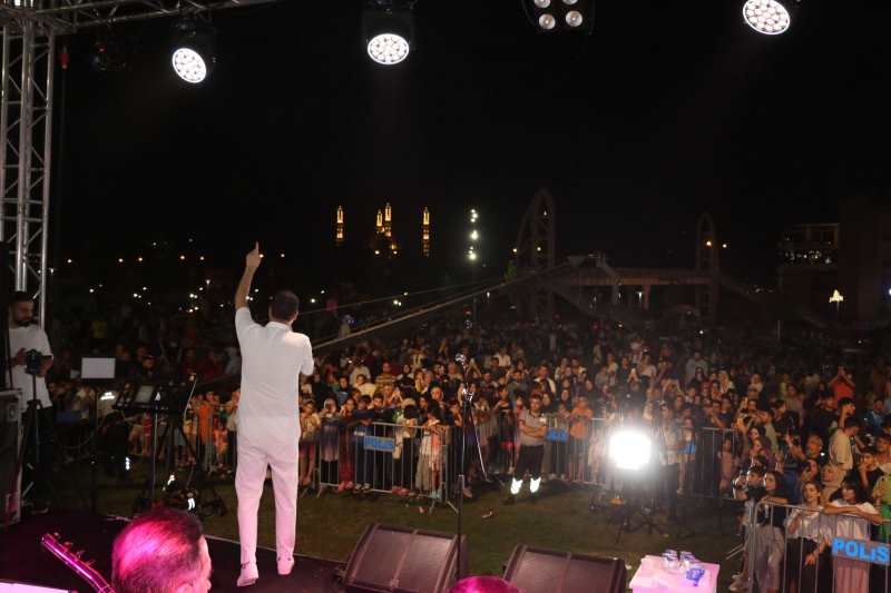 HÜSEYİN TATLI KONSERİ: HER ANIN TADINI DOYASIYA YAŞADILAR